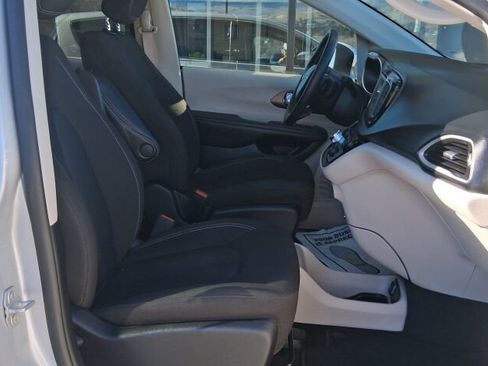 Used 2023 Chrysler Voyager LX image 9