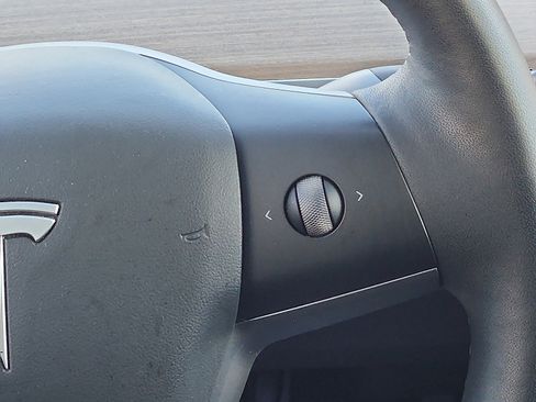 Used 2022 Tesla Model Y Long Range image 14