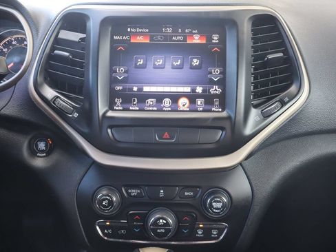 Used 2015 Jeep Cherokee Latitude w/ Comfort/Convenience Group FWD image 34