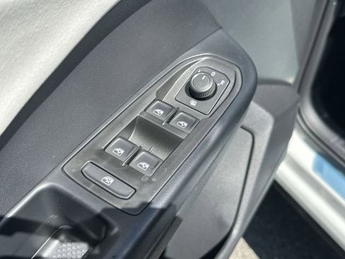 New 2026 Volkswagen Taos SE image 15