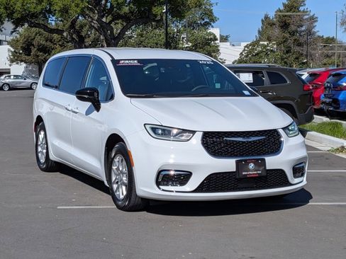 Used 2025 Chrysler Pacifica Select image 3