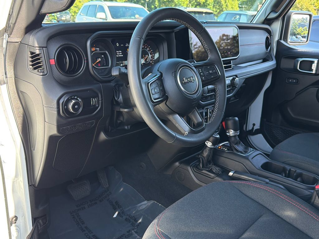 Used 2025 Jeep Wrangler Unlimited Rubicon AWD/4WD image 14