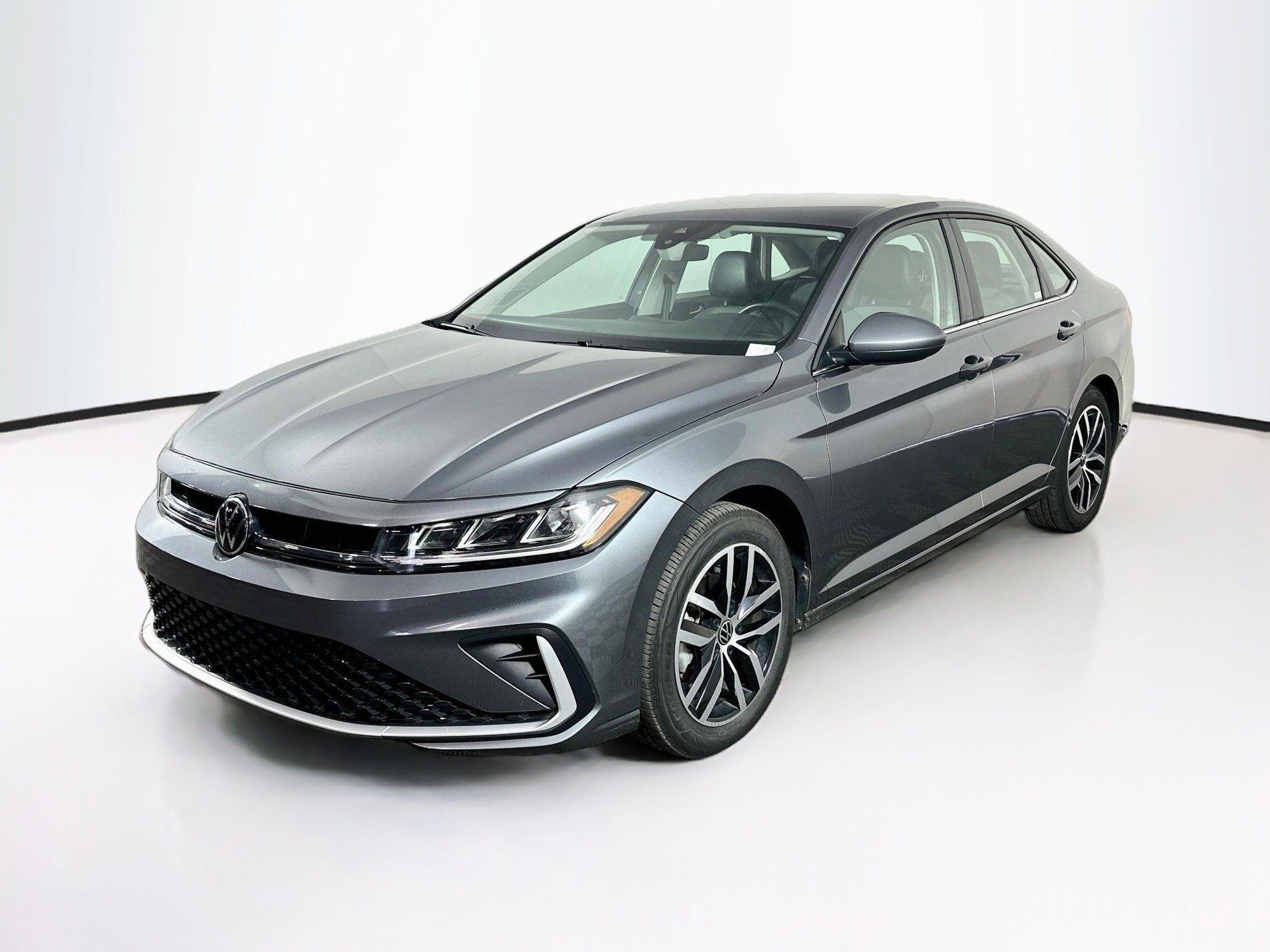 Used 2025 Volkswagen Jetta SE FWD image 3