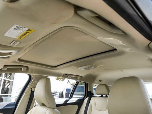 Used 2017 Volvo V60 T5 Premier w/ Convenience Package image 5