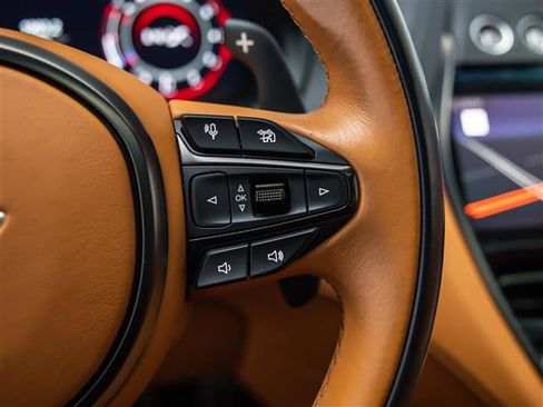 Used 2022 Aston Martin DBX image 21