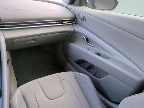 Certified 2025 Hyundai Elantra SEL image 15