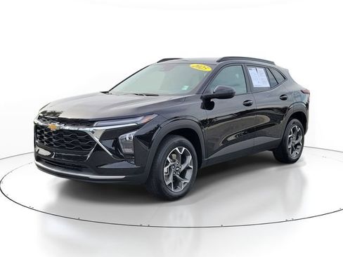 Used 2025 Chevrolet Trax LT w/ Driver Confidence Package FWD image 2