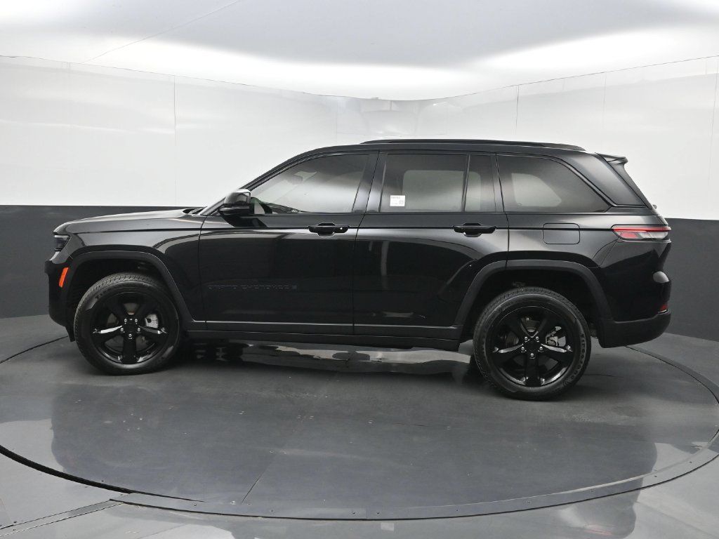 Used 2023 Jeep Grand Cherokee Limited w/ Black Appearance Package RWD image 47