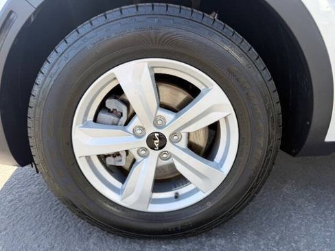 Used 2022 Kia Sorento LX FWD image 19