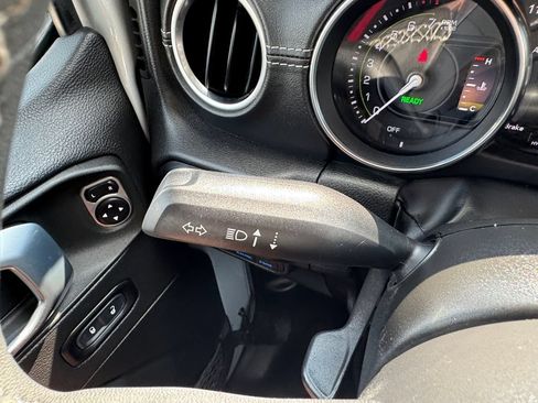 Used 2023 Jeep Wrangler Unlimited Sahara AWD/4WD image 31