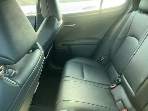 Used 2019 Lexus UX 200 image 9