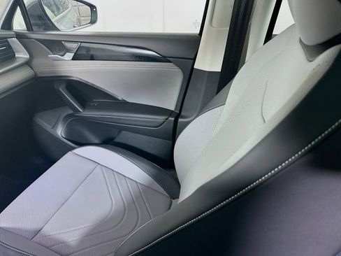 Used 2025 Volkswagen Tiguan SE w/ Panoramic Sunroof Package image 24