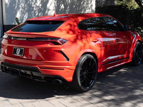 Used 2022 Lamborghini Urus AWD/4WD image 3