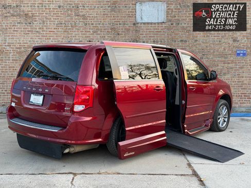 Used 2014 Dodge Grand Caravan SXT image 2