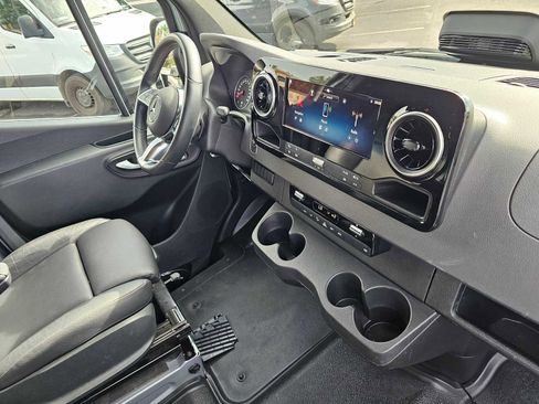Used 2025 Mercedes-Benz Sprinter 2500 image 11