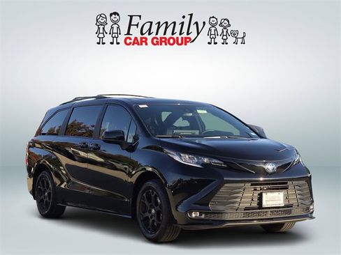 Used 2025 Toyota Sienna XLE Woodland Edition image 2