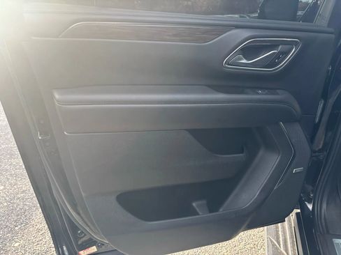 Used 2022 Chevrolet Suburban LT w/ Luxury Package image 12