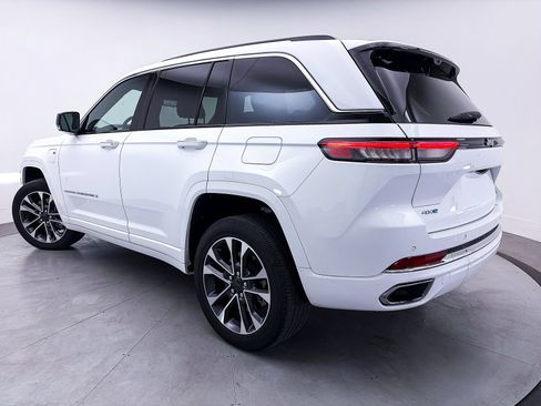 Used 2022 Jeep Grand Cherokee Overland w/ Luxury Tech Group IV AWD/4WD image 3