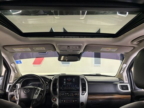 Used 2020 Nissan Titan SL w/ Moonroof Package AWD/4WD image 10