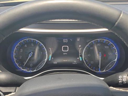 Used 2022 Chrysler Pacifica Touring-L FWD image 10
