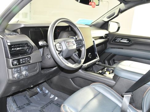 Used 2025 GMC Yukon AT4 AWD/4WD image 2