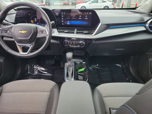 Used 2025 Chevrolet Trax LT w/ Sunroof Package image 9
