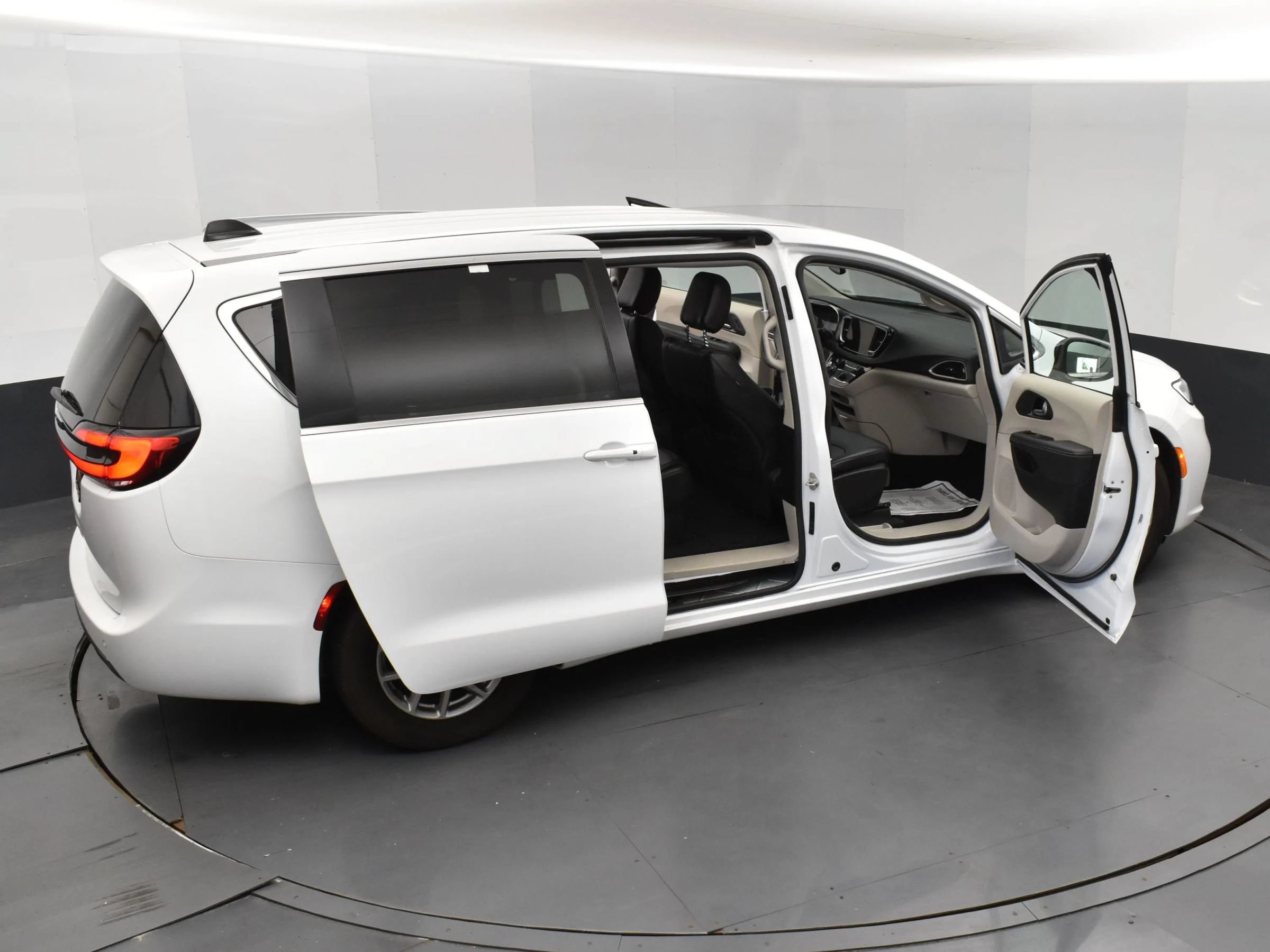 Used 2024 Chrysler Pacifica Touring-L FWD image 6