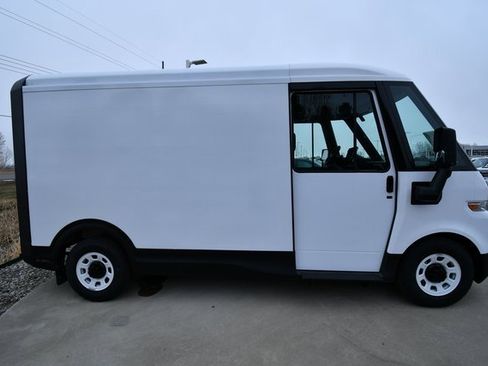 New 2025 Chevrolet Brightdrop 400 w/ Power Door Package image 15