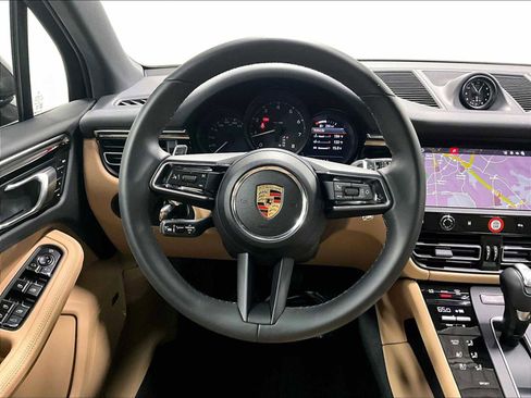 Used 2025 Porsche Macan image 18