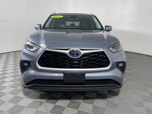 Used 2022 Toyota Highlander XLE AWD/4WD image 2