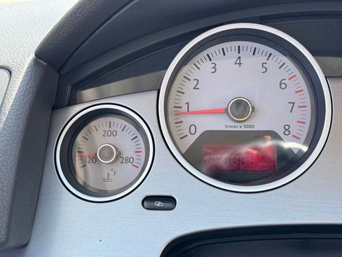 Used 2010 Volkswagen Routan SEL FWD image 31