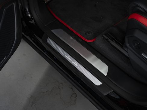 Used 2025 Lamborghini Urus SE AWD/4WD image 32