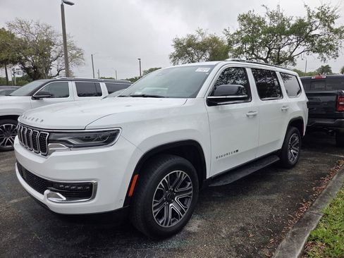 Used 2025 Jeep Wagoneer Base image 3