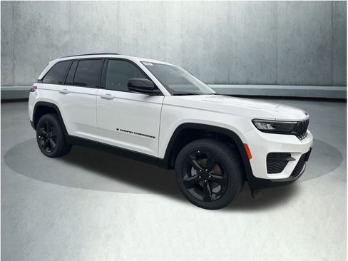 New 2025 Jeep Grand Cherokee Altitude image 8