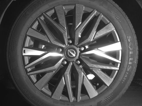 Used 2025 Nissan Altima 2.5 SV FWD image 12