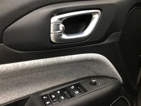 Used 2023 Jeep Compass Latitude w/ Sun and Sound Group AWD/4WD image 7
