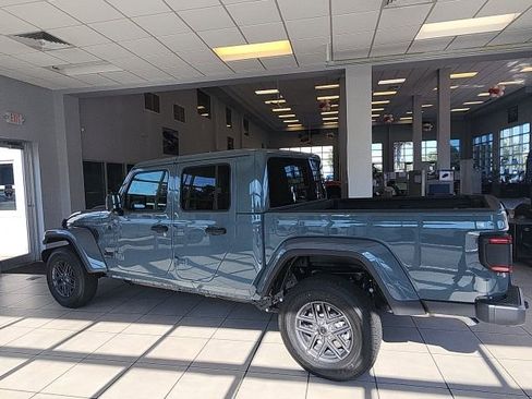 New 2025 Jeep Gladiator Sport image 15