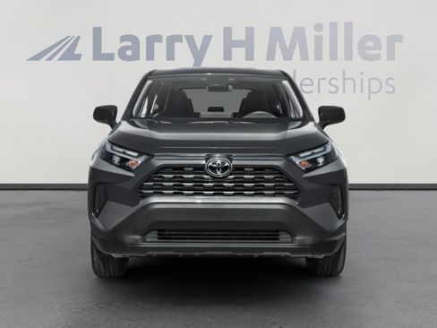 Used 2023 Toyota RAV4 LE AWD/4WD image 4