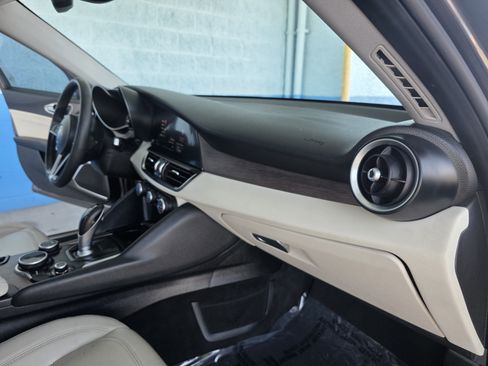 Used 2019 Alfa Romeo Giulia Ti RWD image 16