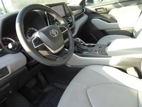 Used 2023 Toyota Highlander LE AWD/4WD image 12