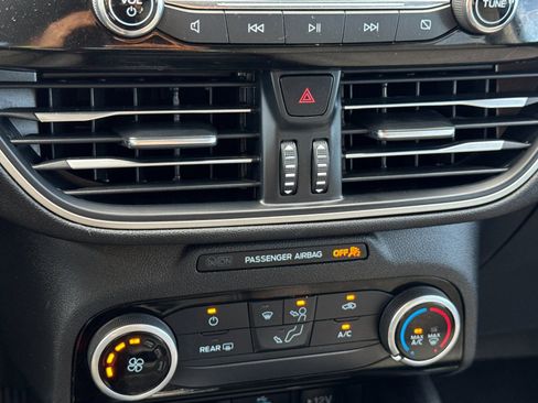 Used 2022 Ford Escape SE image 19