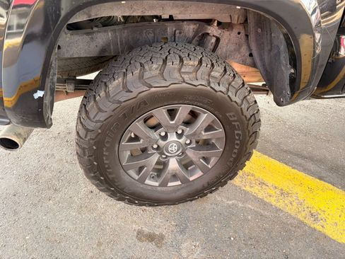 Used 2020 Toyota Tacoma SR5 AWD/4WD image 11
