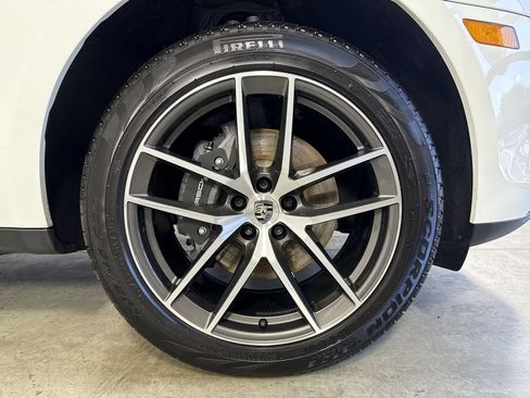 Certified 2025 Porsche Macan AWD/4WD image 15