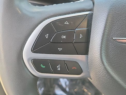 Used 2023 Chrysler Pacifica Touring-L image 5