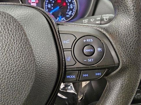 Used 2021 Toyota RAV4 LE AWD/4WD image 12
