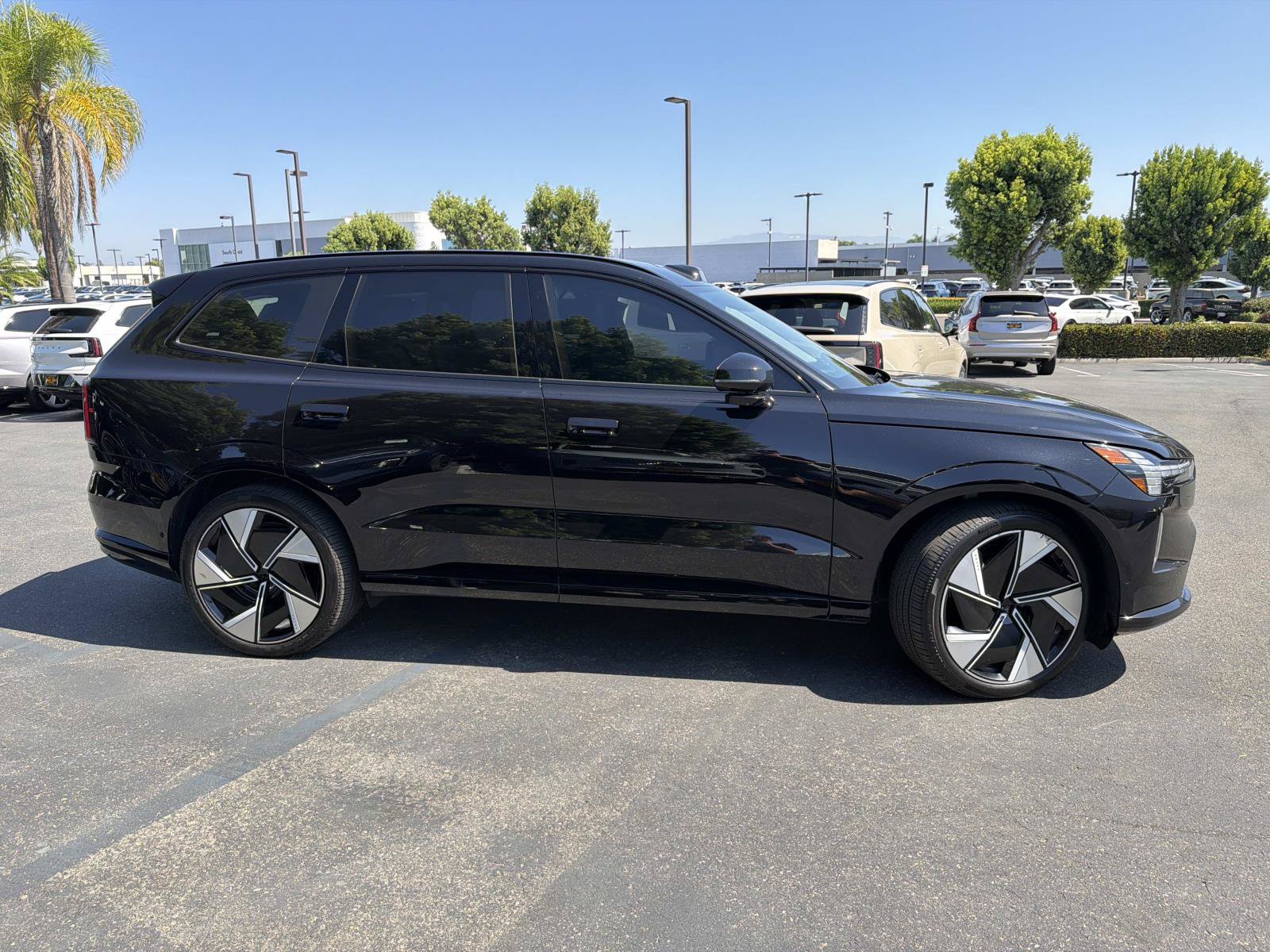 Certified 2025 Volvo EX90 Ultra AWD/4WD image 4