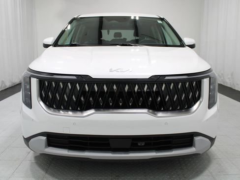 Used 2025 Kia Carnival FWD image 3