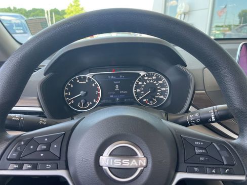 Used 2024 Nissan Altima 2.5 SV FWD image 11