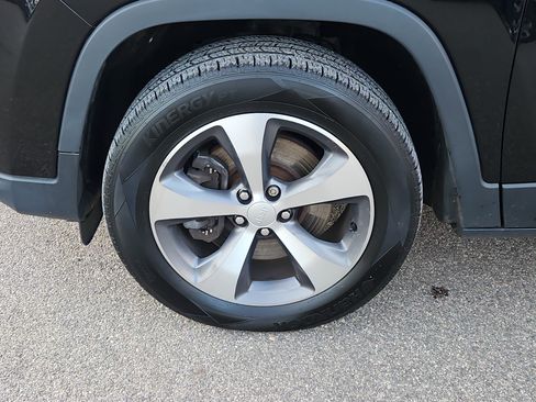 Used 2020 Jeep Cherokee Limited image 27