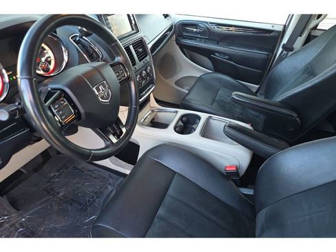 Used 2018 Dodge Grand Caravan SXT image 12